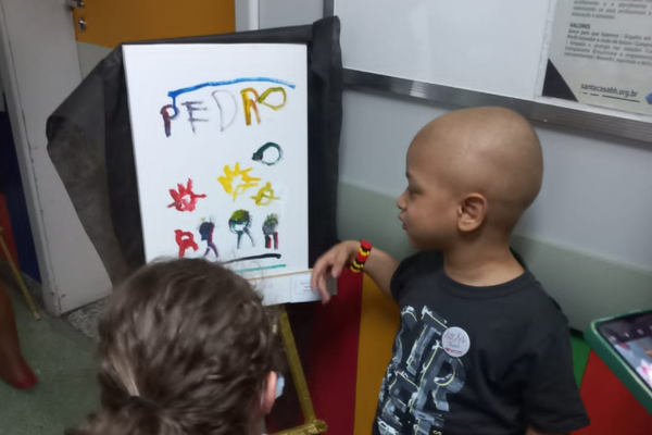 Vernissage na Santa Casa BH: pinturas de crianças em tratamento contra o câncer retratam o tema “nossa família”